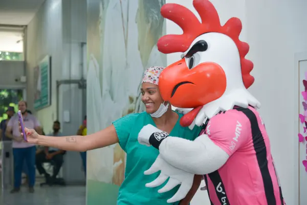 Hospital do Ipsemg recebe visita do mascote Galo Doido e reforça a conscientização sobre o Outubro Rosa