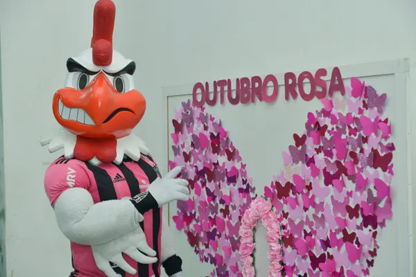 Hospital do Ipsemg recebe visita do mascote Galo Doido e reforça a conscientização sobre o Outubro Rosa