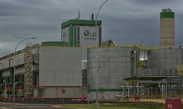 Governador visita fábrica de celulose que já gerou mais de 10 mil empregos no Triângulo Mineiro