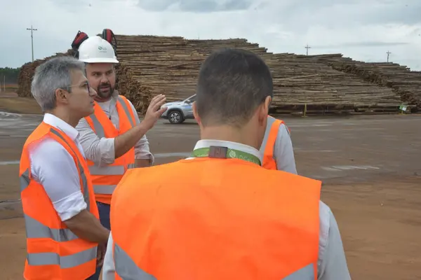 Governador visita fábrica de celulose que já gerou mais de 10 mil empregos no Triângulo Mineiro