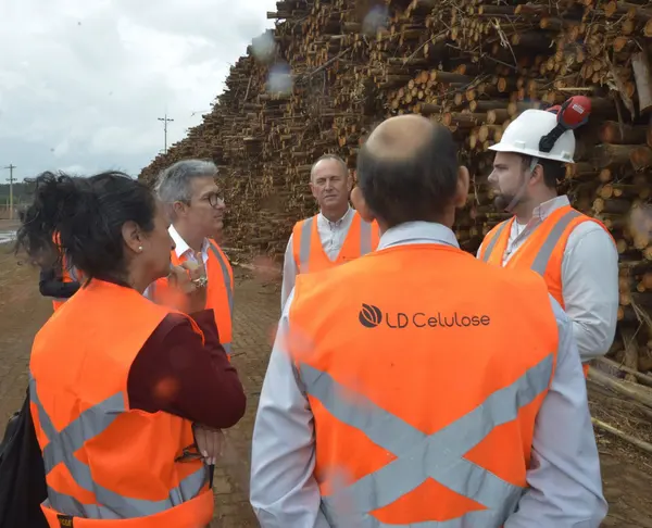 Governador visita fábrica de celulose que já gerou mais de 10 mil empregos no Triângulo Mineiro