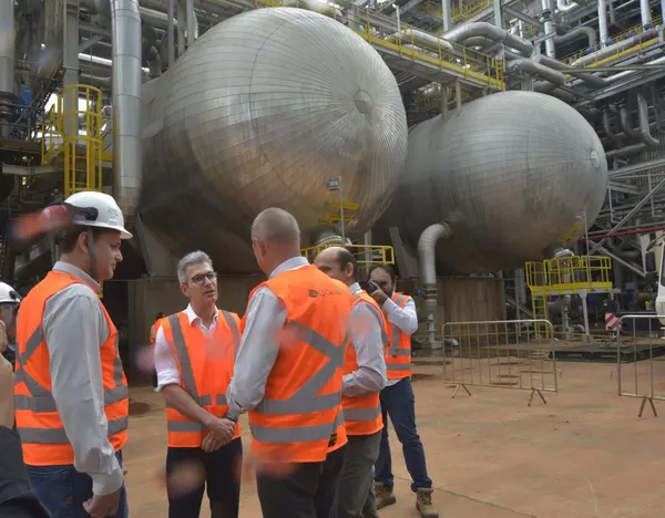 Governador visita fábrica de celulose que já gerou mais de 10 mil empregos no Triângulo Mineiro