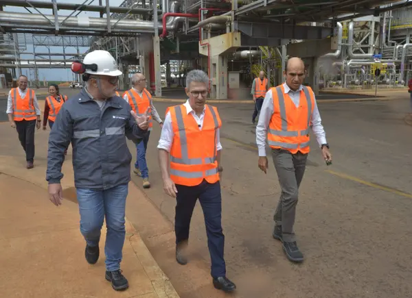 Governador visita fábrica de celulose que já gerou mais de 10 mil empregos no Triângulo Mineiro