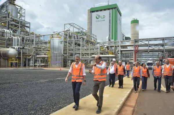 Governador visita fábrica de celulose que já gerou mais de 10 mil empregos no Triângulo Mineiro