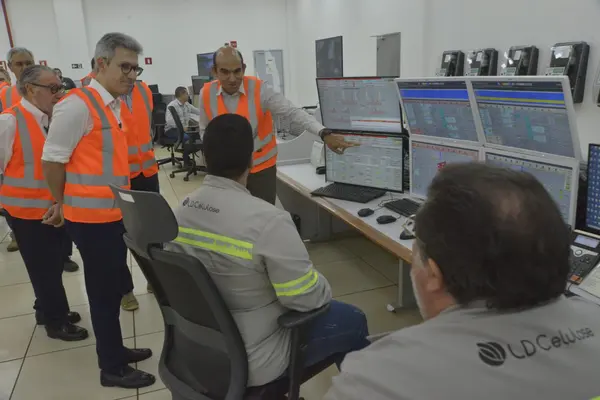 Governador visita fábrica de celulose que já gerou mais de 10 mil empregos no Triângulo Mineiro