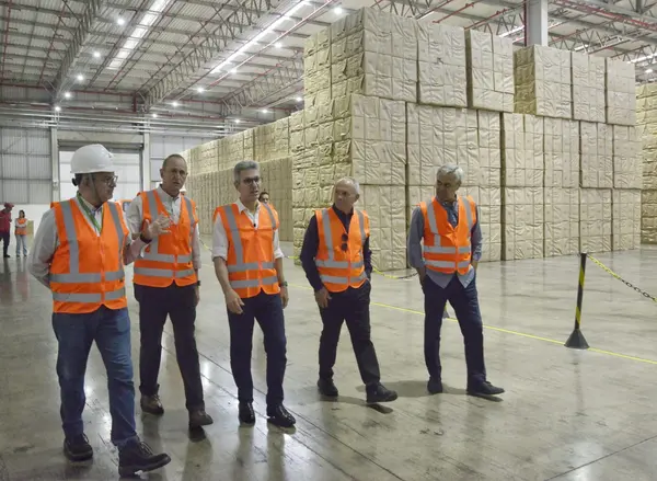 Governador visita fábrica de celulose que já gerou mais de 10 mil empregos no Triângulo Mineiro