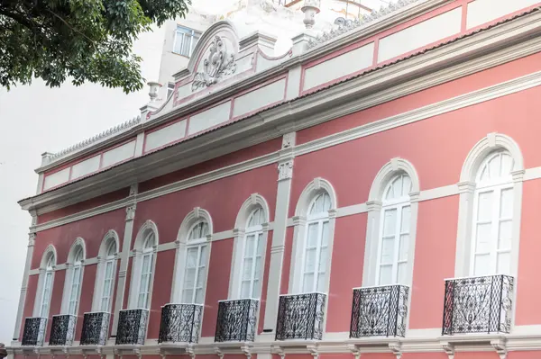 Estrutura da Escola Estadual Delfim Moreira após reformas e revitalização