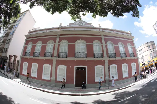 Estrutura da Escola Estadual Delfim Moreira após reformas e revitalização