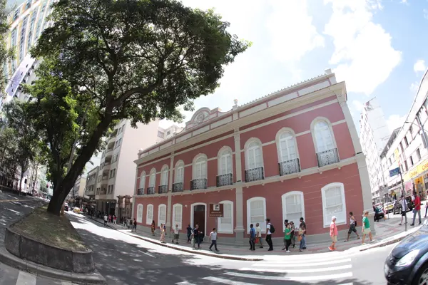 Estrutura da Escola Estadual Delfim Moreira após reformas e revitalização