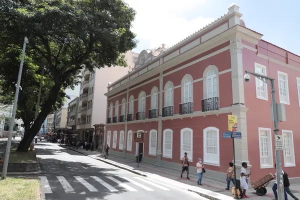Estrutura da Escola Estadual Delfim Moreira após reformas e revitalização