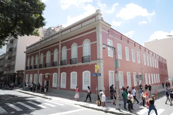 Estrutura da Escola Estadual Delfim Moreira após reformas e revitalização