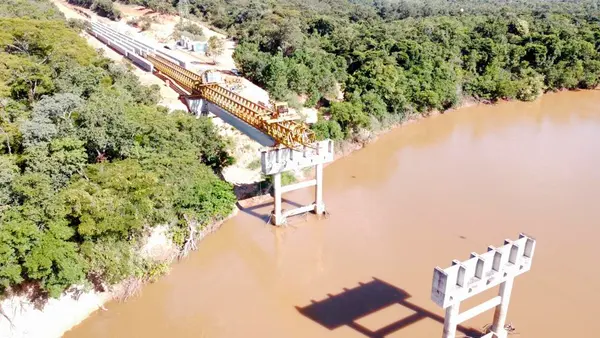 LMG-680 - Ponte sobre o rio Paracatu - obra de pavimentação
