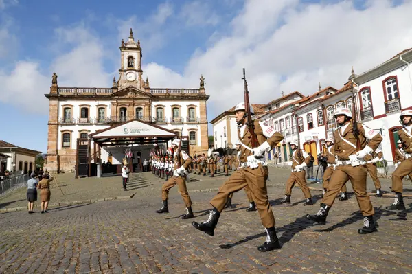 Momento cívico do Dia da Inconfidência na Praça Tiradentes, em Ouro Preto