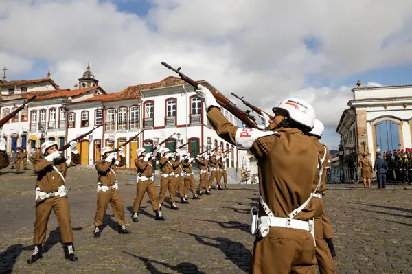 Momento cívico do Dia da Inconfidência na Praça Tiradentes, em Ouro Preto