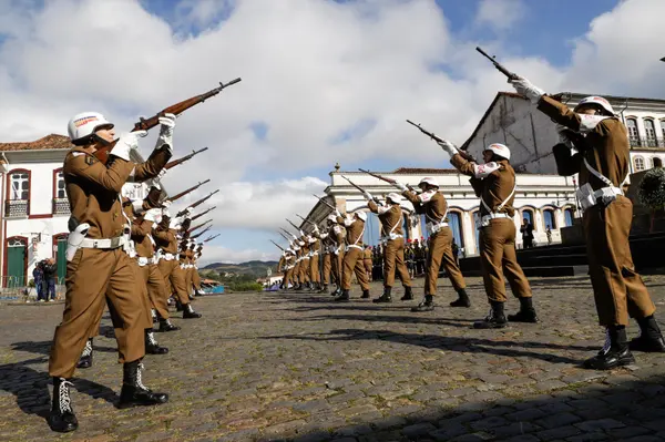 Momento cívico do Dia da Inconfidência na Praça Tiradentes, em Ouro Preto
