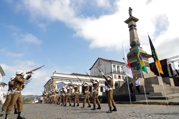 Momento cívico do Dia da Inconfidência na Praça Tiradentes, em Ouro Preto