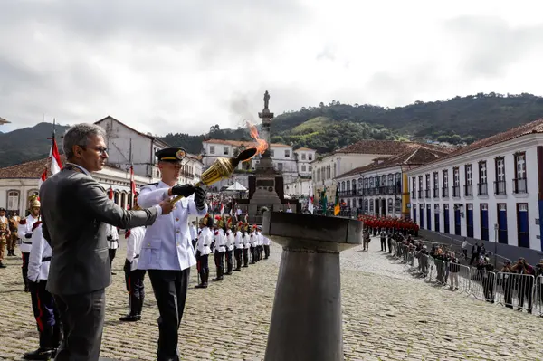 Momento cívico do Dia da Inconfidência na Praça Tiradentes, em Ouro Preto