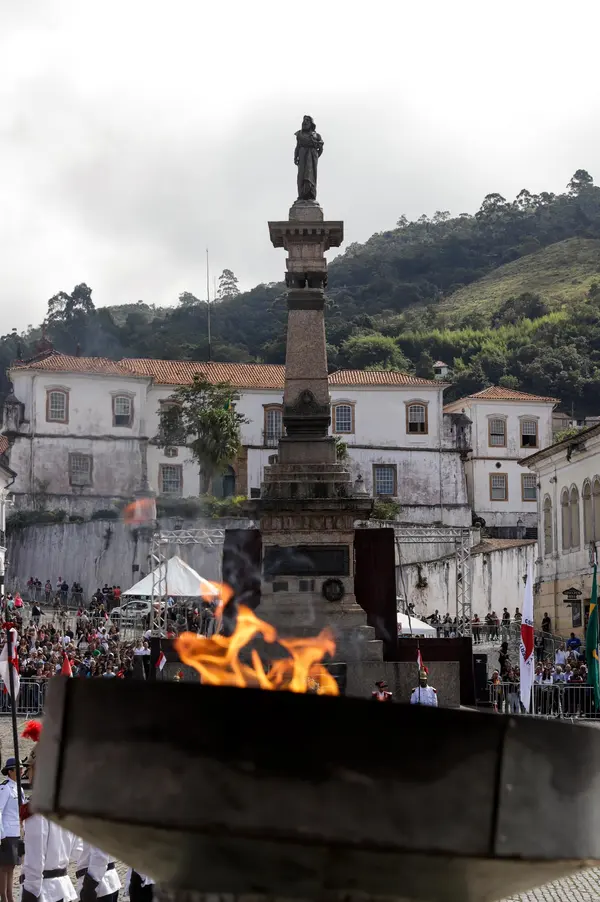 Momento cívico do Dia da Inconfidência na Praça Tiradentes, em Ouro Preto