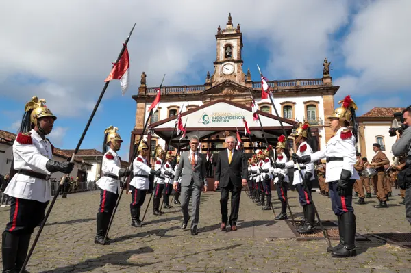 Momento cívico do Dia da Inconfidência na Praça Tiradentes, em Ouro Preto