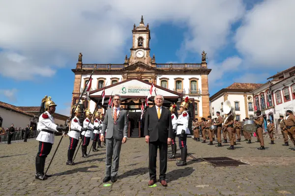 Momento cívico do Dia da Inconfidência na Praça Tiradentes, em Ouro Preto