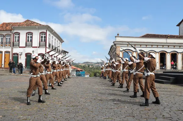 Momento cívico do Dia da Inconfidência na Praça Tiradentes, em Ouro Preto
