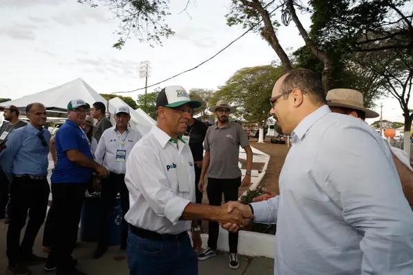 Governador em exercício apoia agronegócio avícola em Pará de Minas
