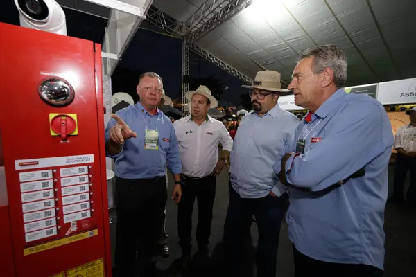 Governador em exercício apoia agronegócio avícola em Pará de Minas