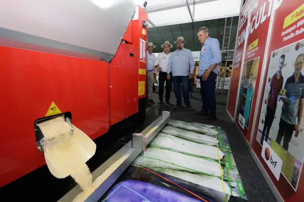 Governador em exercício apoia agronegócio avícola em Pará de Minas