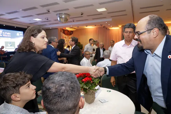 Governador em exercício apoia agronegócio avícola em Pará de Minas