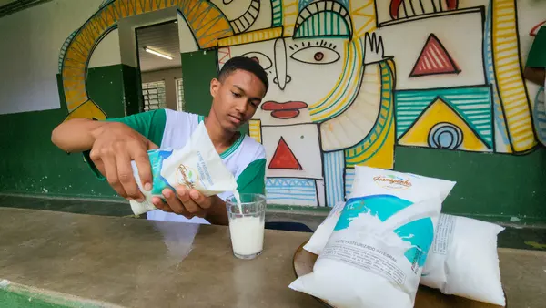 Governo de Minas enriquece merenda escolar com leite adquirido de pequenos produtores e cooperativas locais
