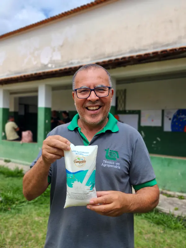 Governo de Minas enriquece merenda escolar com leite adquirido de pequenos produtores e cooperativas locais
