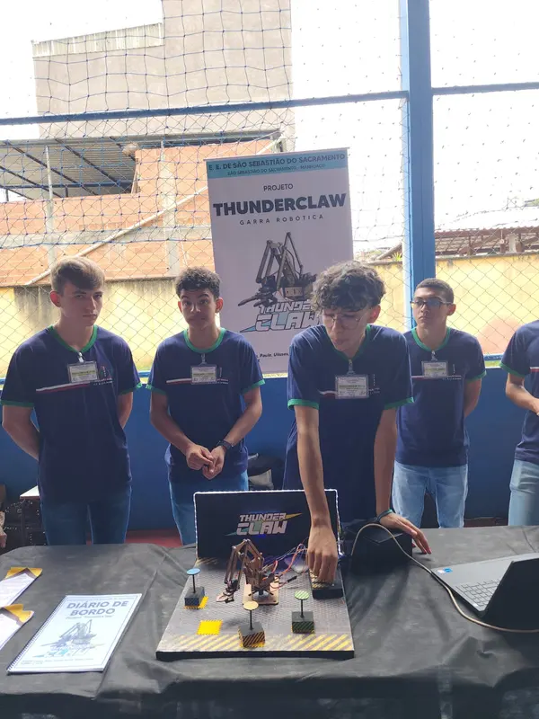 Estudantes criam projetos de tecnologia e inovação na 1ª Feira de Robótica realizada pela regional de ensino de Manhuaçu
