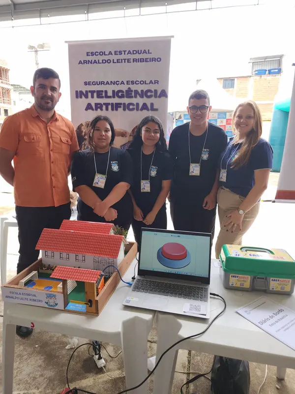 Estudantes criam projetos de tecnologia e inovação na 1ª Feira de Robótica realizada pela regional de ensino de Manhuaçu