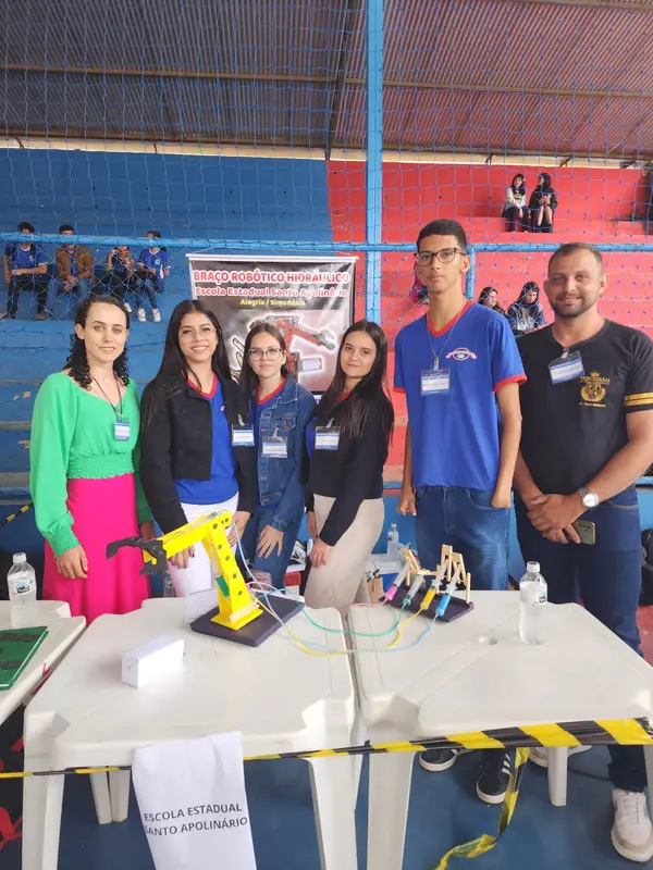 Estudantes criam projetos de tecnologia e inovação na 1ª Feira de Robótica realizada pela regional de ensino de Manhuaçu