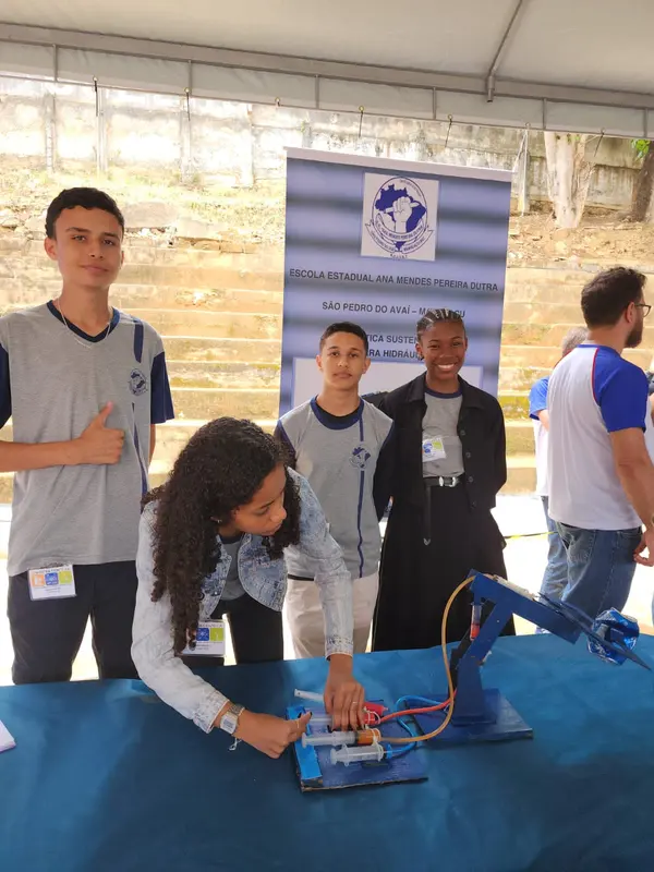 Estudantes criam projetos de tecnologia e inovação na 1ª Feira de Robótica realizada pela regional de ensino de Manhuaçu