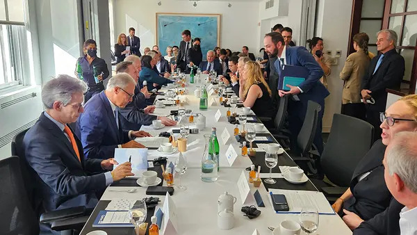Painel 'Liderança subnacional na eliminação progressiva do petróleo e do gás'