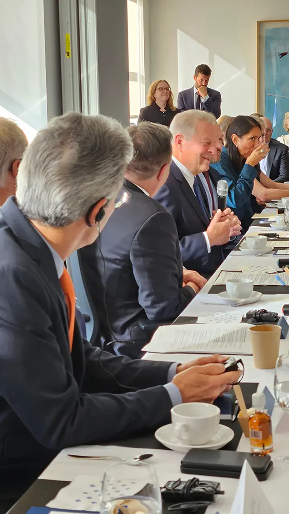 Painel 'Liderança subnacional na eliminação progressiva do petróleo e do gás'
