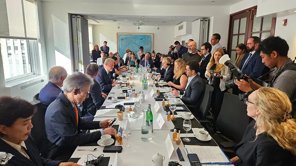 Painel 'Liderança subnacional na eliminação progressiva do petróleo e do gás'