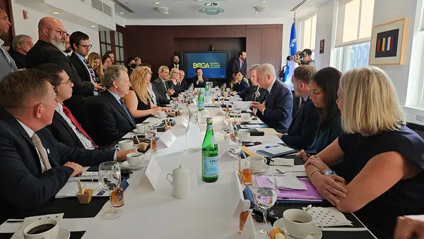 Painel 'Liderança subnacional na eliminação progressiva do petróleo e do gás'