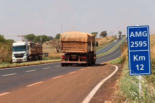 Governo de Minas entrega obras de recuperação funcional das rodovias AMG-2595 e AMG-2510, em Uberaba
