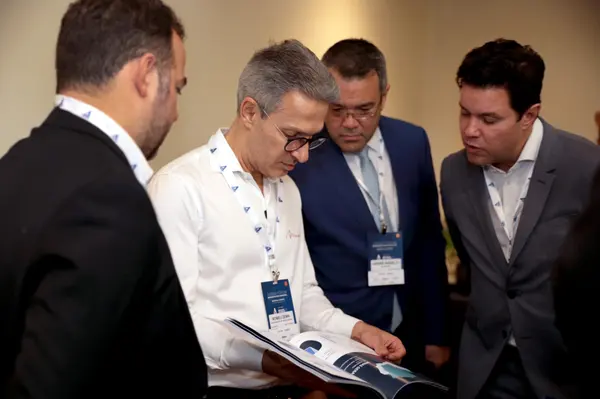 Governador apresenta projetos de infraestrutura em fórum realizado na capital mineira
