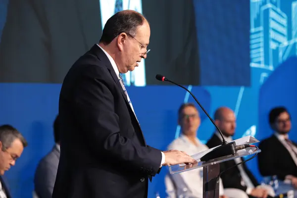 Governador apresenta projetos de infraestrutura em fórum realizado na capital mineira
