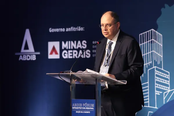 Governador apresenta projetos de infraestrutura em fórum realizado na capital mineira