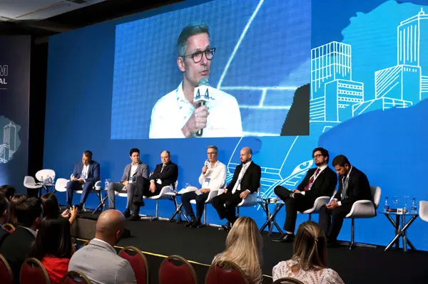 Governador apresenta projetos de infraestrutura em fórum realizado na capital mineira