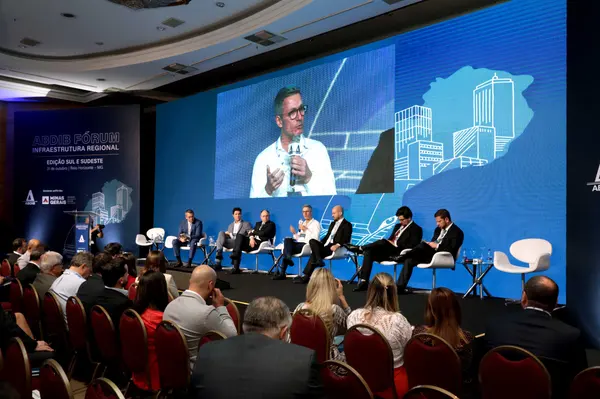 Governador apresenta projetos de infraestrutura em fórum realizado na capital mineira