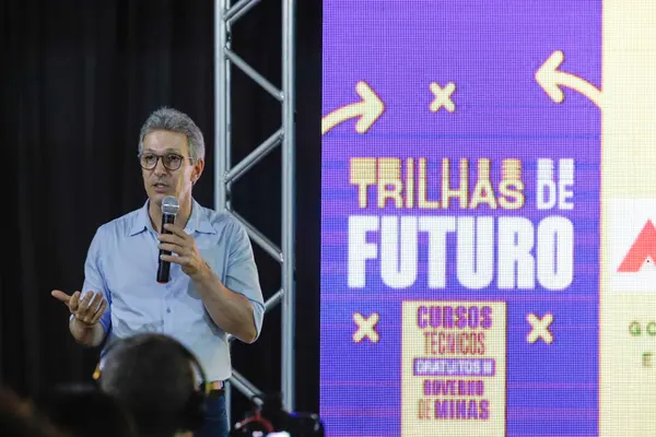 Governo de Minas acompanha desempenho do Trilhas de Futuro em escola do Serro 