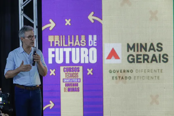 Governo de Minas acompanha desempenho do Trilhas de Futuro em escola do Serro 
