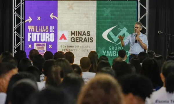 Governo de Minas acompanha desempenho do Trilhas de Futuro em escola do Serro 