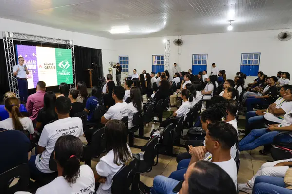 Governo de Minas acompanha desempenho do Trilhas de Futuro em escola do Serro 