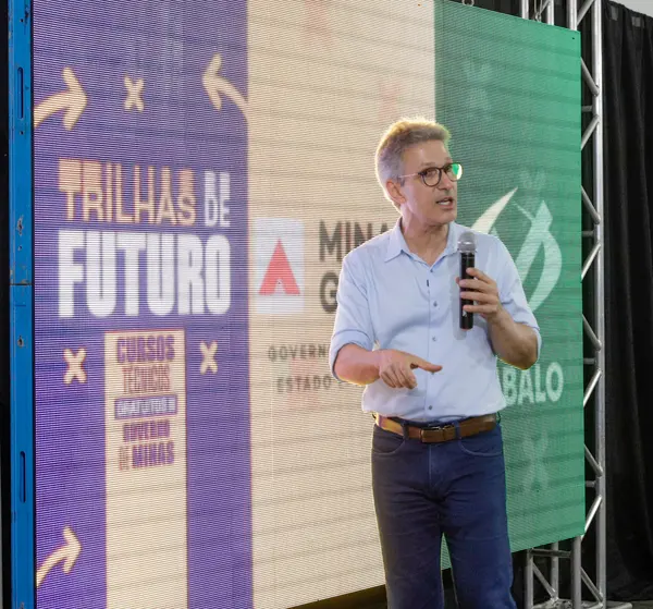 Governo de Minas acompanha desempenho do Trilhas de Futuro em escola do Serro 